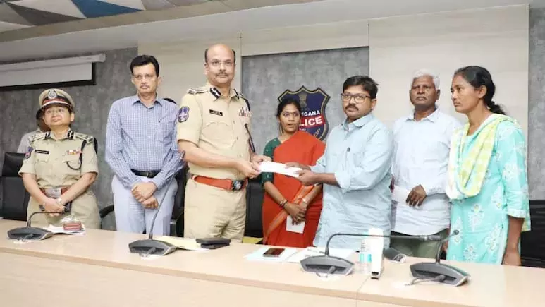 तीन बड़े नक्सलियों ने आत्मसमर्पण किया, मारे जाने का था खौफ तीन बड़े नक्सलियों ने आत्मसमर्पण किया, मारे जाने का था खौफ
