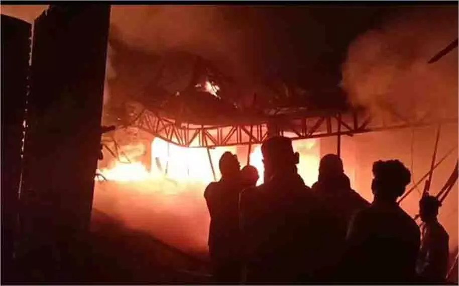 Haryana:प्लाईवुड फैक्ट्री में भीषण आग, लाखों रुपये का नुकसान Haryana:प्लाईवुड फैक्ट्री में भीषण आग, लाखों रुपये का नुकसान