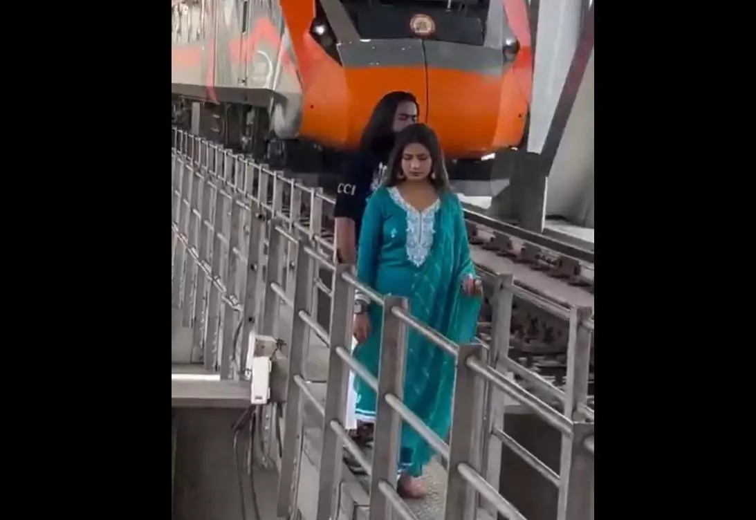 रील का जुनून...ट्रेन के सामने रेलवे पुल पर कपल ने दांव पर लगाई जान, होश उड़ा देगा वीडियो रील का जुनून...ट्रेन के सामने रेलवे पुल पर कपल ने दांव पर लगाई जान, होश उड़ा देगा वीडियो