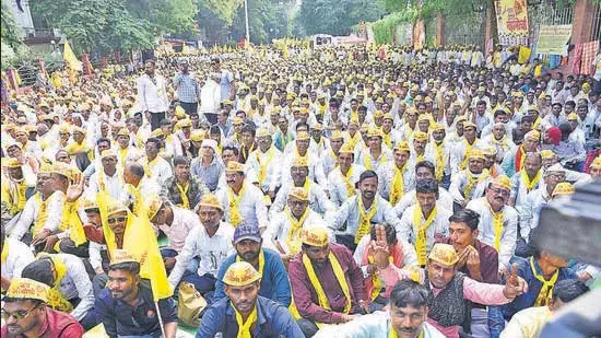 Marathas को कुनबी का दर्जा देने के सरकारी फैसले के खिलाफ ओबीसी ने नागपुर में रैली निकाली Marathas को कुनबी का दर्जा देने के सरकारी फैसले के खिलाफ ओबीसी ने नागपुर में रैली निकाली