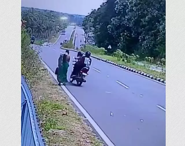 कोयंबटूर में आभूषणों की लूट की एक श्रृंखला : CCTV फुटेज से हड़कंप कोयंबटूर में आभूषणों की लूट की एक श्रृंखला : CCTV फुटेज से हड़कंप