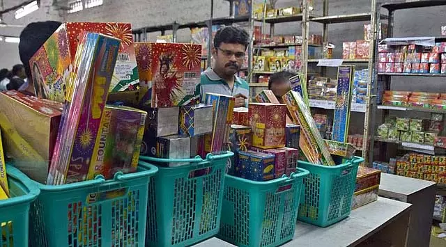 SC ने नई दिल्ली में दिवाली के दौरान 5 दिनों तक पटाखे फोड़ने की अनुमति दी SC ने नई दिल्ली में दिवाली के दौरान 5 दिनों तक पटाखे फोड़ने की अनुमति दी