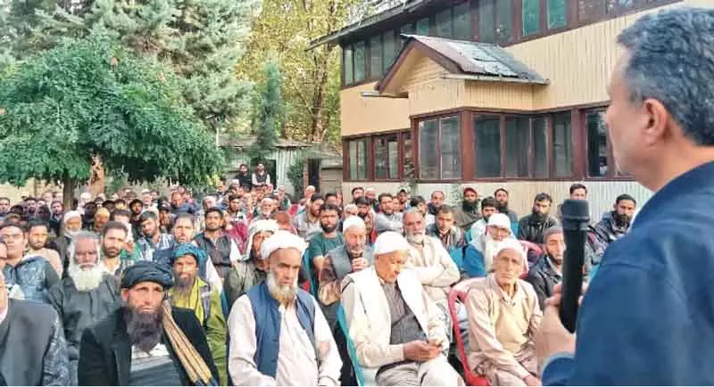 Rafi Mir ने दक्षिण कश्मीर के सल्लार में कार्यकर्ताओं की बैठक की अध्यक्षता की Rafi Mir ने दक्षिण कश्मीर के सल्लार में कार्यकर्ताओं की बैठक की अध्यक्षता की