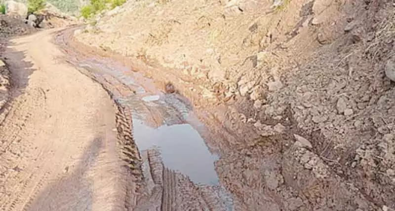 Banihal धर्मकुंड-टांगर-सावलकोट की जर्जर सड़क बनी लोगों के लिए दुःस्वप्न Banihal धर्मकुंड-टांगर-सावलकोट की जर्जर सड़क बनी लोगों के लिए दुःस्वप्न