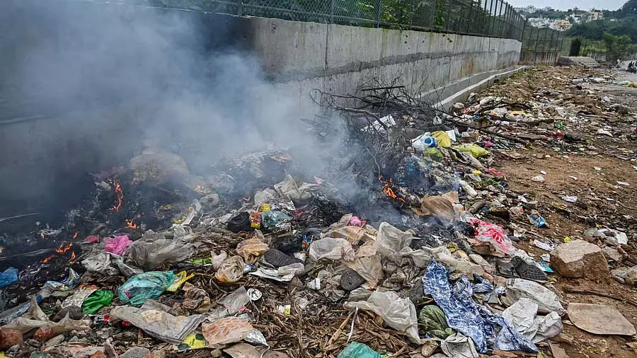 Bengaluru में कचरा जलाने की समस्या से शहर भर के निवासियों का दम घुट रहा है Bengaluru में कचरा जलाने की समस्या से शहर भर के निवासियों का दम घुट रहा है