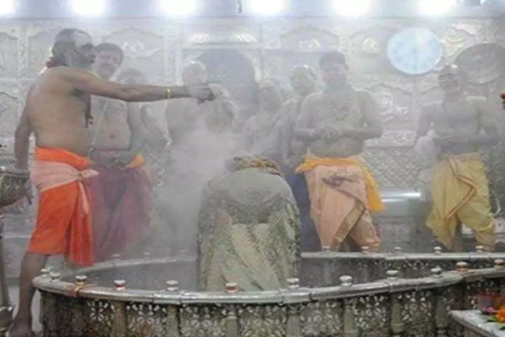 Ujjain: रूप चतुर्दशी पर महाकालेश्वर में होने वाली अनूठी पूजा Ujjain: रूप चतुर्दशी पर महाकालेश्वर में होने वाली अनूठी पूजा