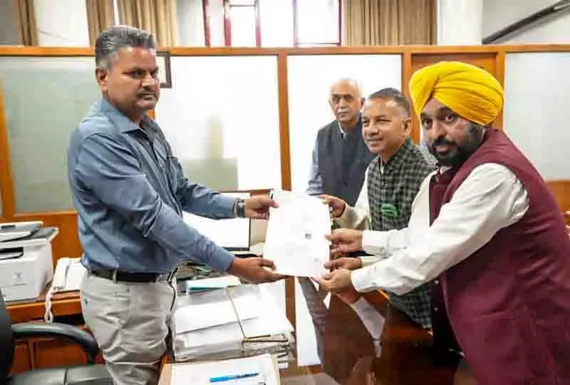 आप उम्मीदवार Rajinder Gupta ने राज्यसभा चुनाव के लिए पर्चा दाखिल किया आप उम्मीदवार Rajinder Gupta ने राज्यसभा चुनाव के लिए पर्चा दाखिल किया
