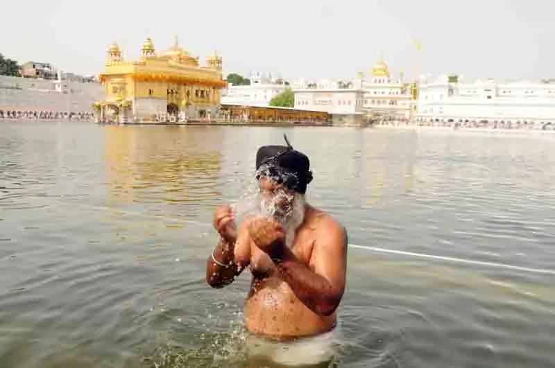 Amritsar संस्थापक गुरु रामदास के आदर्शों का पालन करने का प्रयास करता है Amritsar संस्थापक गुरु रामदास के आदर्शों का पालन करने का प्रयास करता है