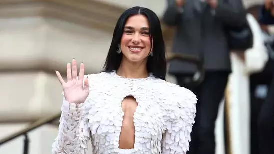Dua Lipa राष्ट्रीय PrEP दिवस समारोह में LGBTQ प्रशंसकों के साथ शामिल हुईं Dua Lipa राष्ट्रीय PrEP दिवस समारोह में LGBTQ प्रशंसकों के साथ शामिल हुईं