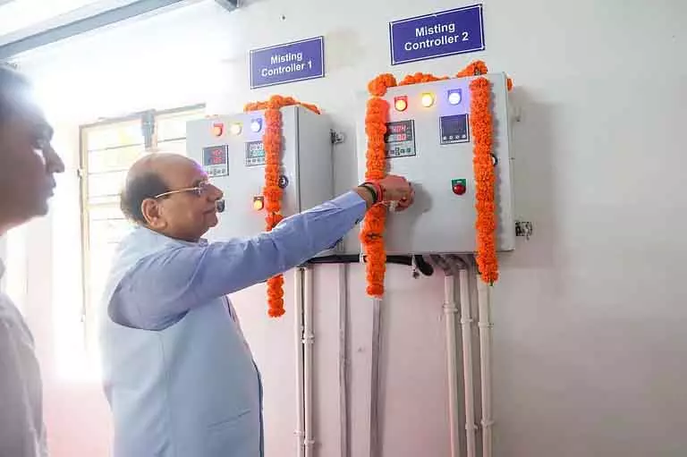 उपराज्यपाल सक्सेना ने द्वारका में एंटी-स्मॉग मिस्टिंग सिस्टम का उद्घाटन किया उपराज्यपाल सक्सेना ने द्वारका में एंटी-स्मॉग मिस्टिंग सिस्टम का उद्घाटन किया