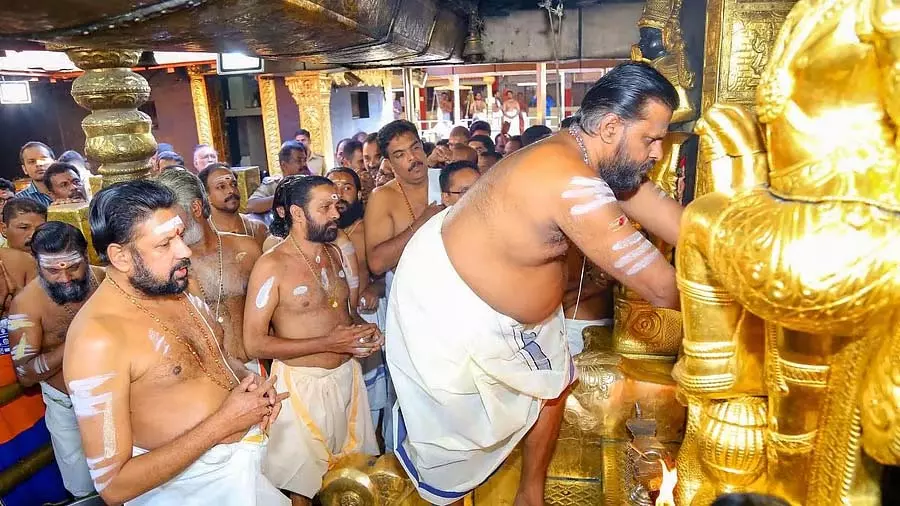 Sabarimala: न्यायमूर्ति के टी शंकरन कीमती सामानों की सूची तैयार करने के लिए पहाड़ी मंदिर पहुंचे Sabarimala: न्यायमूर्ति के टी शंकरन कीमती सामानों की सूची तैयार करने के लिए पहाड़ी मंदिर पहुंचे