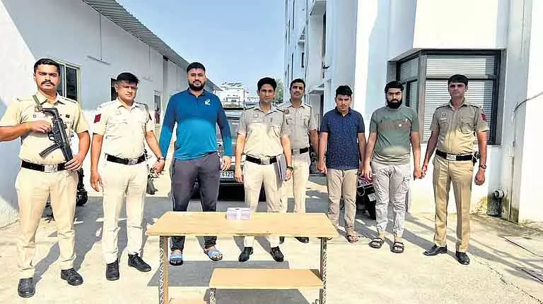 Delhi ज्वेलरी शॉप लूट: मिर्च स्प्रे से वारदात करने वाले गिरोह के सदस्य गिरफ्तार, सोना-नकदी बरामद Delhi ज्वेलरी शॉप लूट: मिर्च स्प्रे से वारदात करने वाले गिरोह के सदस्य गिरफ्तार, सोना-नकदी बरामद