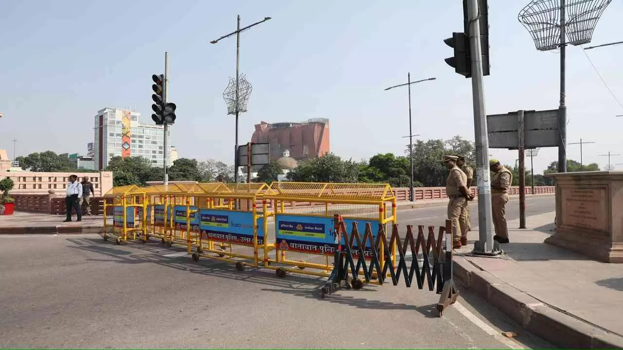 Lucknow: जेपीएनआईसी प्रवेश द्वार पर मुश्किलों का सामना Lucknow: जेपीएनआईसी प्रवेश द्वार पर मुश्किलों का सामना