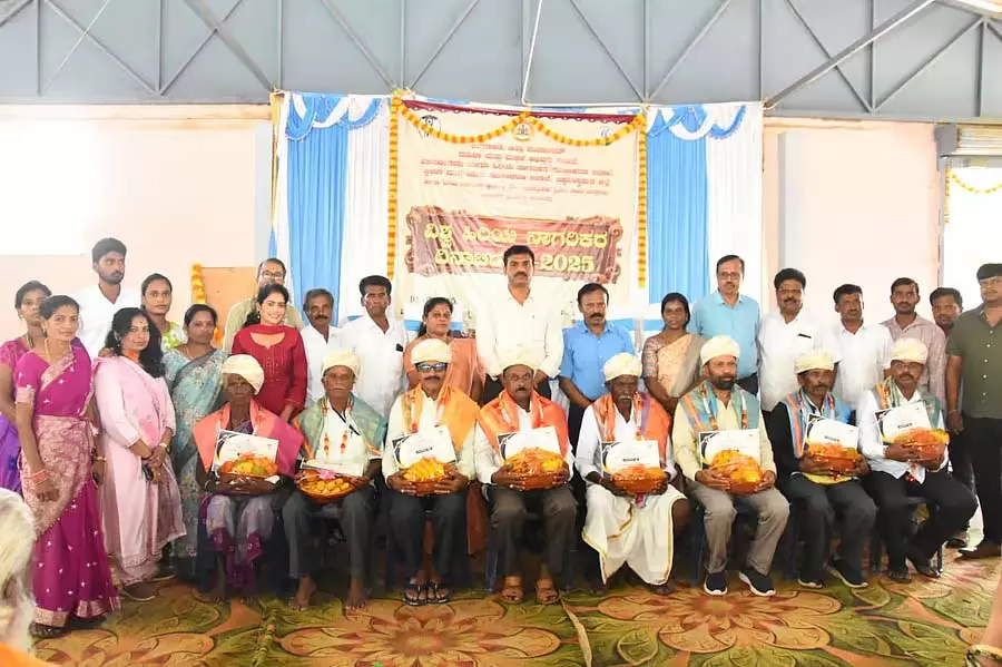 बड़ों के प्रति प्रेम और सम्मान दिखाएं: Yaluvalli N. Ramesh बड़ों के प्रति प्रेम और सम्मान दिखाएं: Yaluvalli N. Ramesh