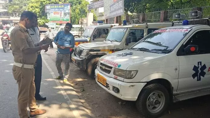 Farrukhabad: डॉ. राम मनोहर लोहिया अस्पताल में एंबुलेंस चालकों की रोक-टोक Farrukhabad: डॉ. राम मनोहर लोहिया अस्पताल में एंबुलेंस चालकों की रोक-टोक