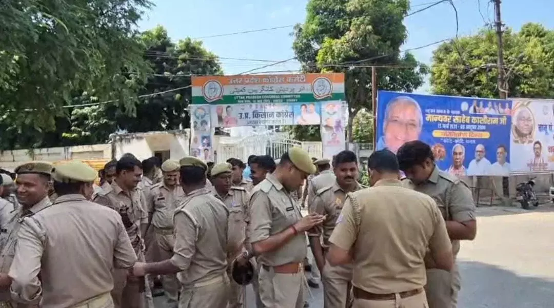 Lucknow: पुलिस की तैनाती से कांग्रेस मुख्यालय का माहौल हुआ गर्म Lucknow: पुलिस की तैनाती से कांग्रेस मुख्यालय का माहौल हुआ गर्म