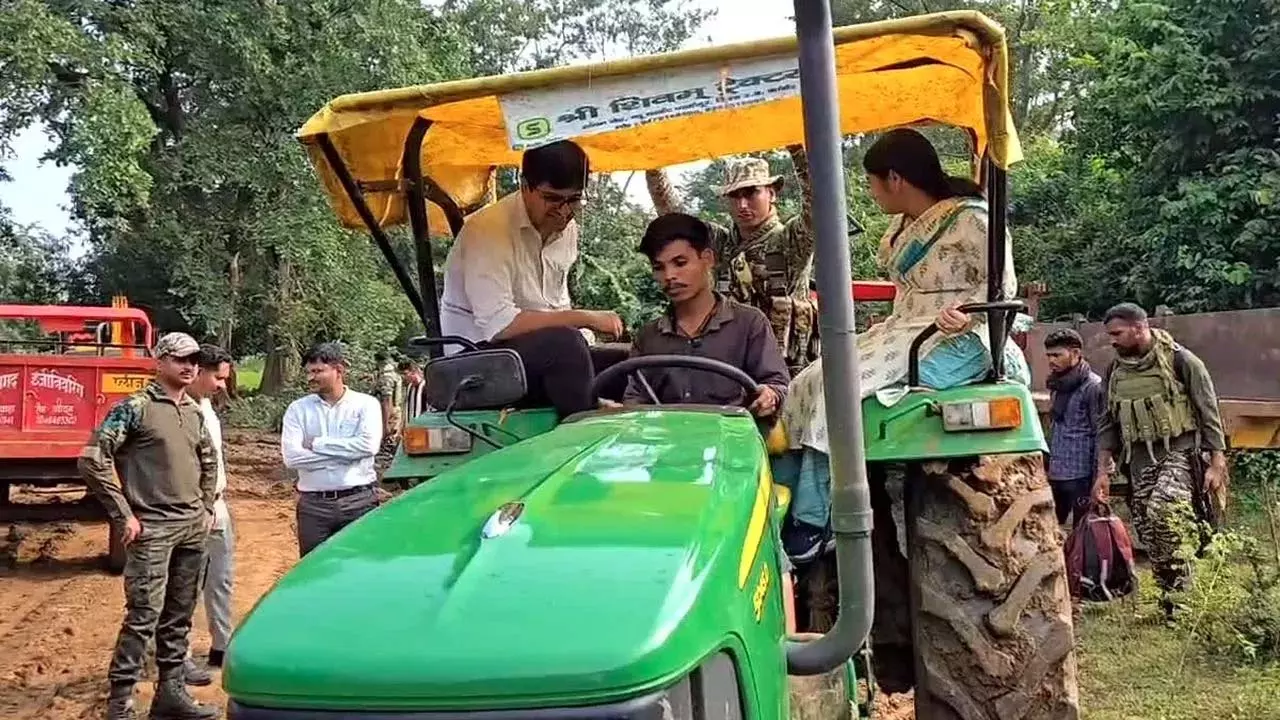 घनघोर जंगल में 5 किलोमीटर पैदल चले कलेक्टर, सुरक्षा कैंप में जवानों से मिले घनघोर जंगल में 5 किलोमीटर पैदल चले कलेक्टर, सुरक्षा कैंप में जवानों से मिले