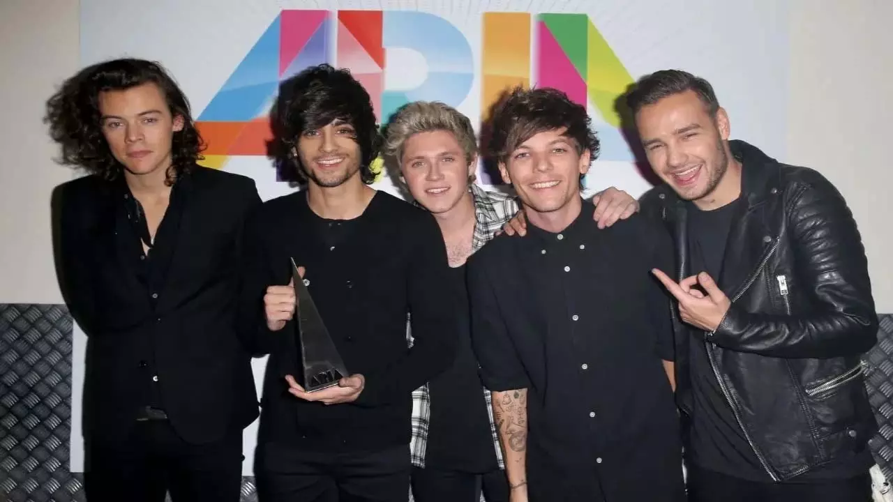 Louis Tomlinson ने ज़ैन मलिक के जाने पर बात की, बताया कि वह क्या चाहते थे Louis Tomlinson ने ज़ैन मलिक के जाने पर बात की, बताया कि वह क्या चाहते थे