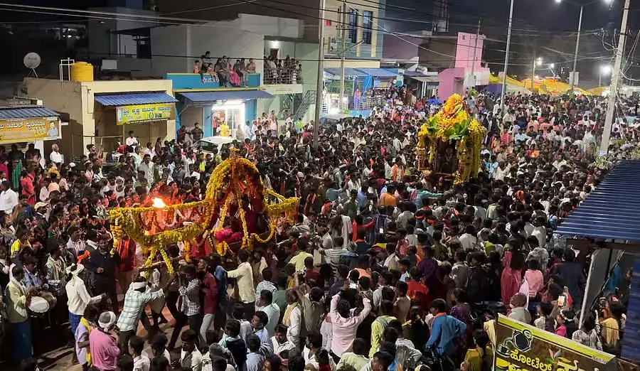 फूलों की नाव : हलस्वामी मुल्लुगाडुगे महोत्सव फूलों की नाव : हलस्वामी मुल्लुगाडुगे महोत्सव