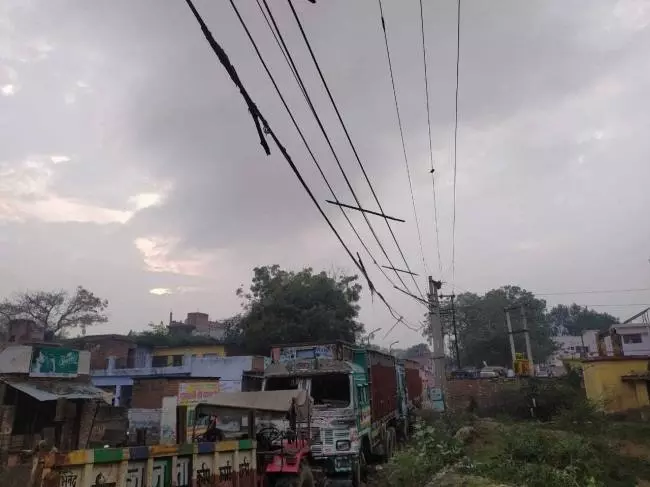 Farrukhabad: जर्जर तार व लोकल फाल्ट से बाधित हो रही बिजली आपूर्ति Farrukhabad: जर्जर तार व लोकल फाल्ट से बाधित हो रही बिजली आपूर्ति