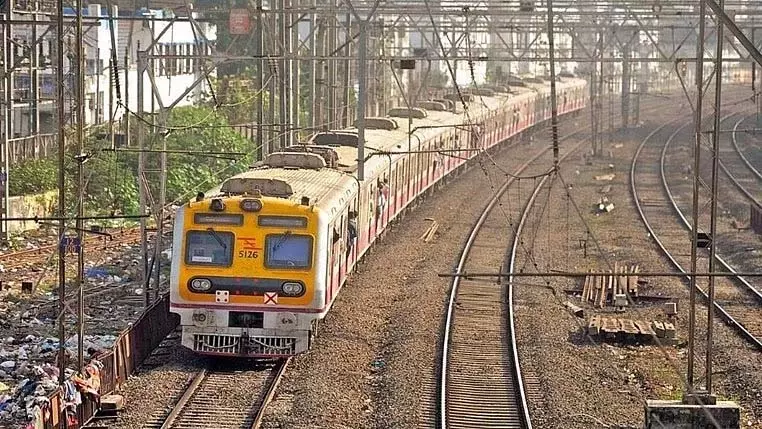 मुंबई लोकल मेगा ब्लॉक अपडेट: मध्य और पश्चिमी लाइनों पर ट्रेन सेवाएं बाधित मुंबई लोकल मेगा ब्लॉक अपडेट: मध्य और पश्चिमी लाइनों पर ट्रेन सेवाएं बाधित