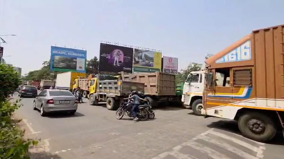 पिंपरी-चिंचवाड़ यातायात पुलिस ने भारी वाहन प्रतिबंध उल्लंघन पर कार्रवाई की पिंपरी-चिंचवाड़ यातायात पुलिस ने भारी वाहन प्रतिबंध उल्लंघन पर कार्रवाई की