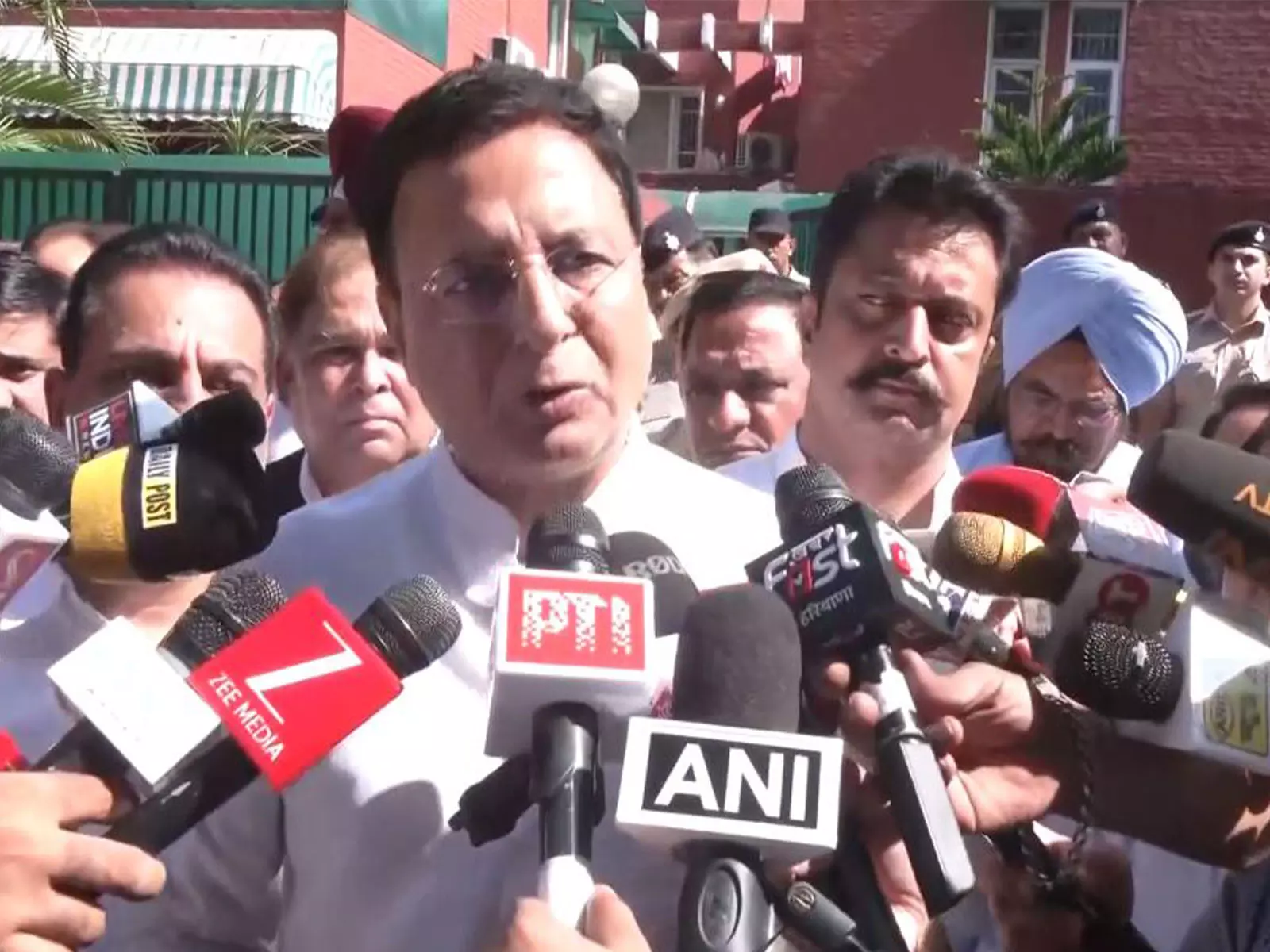 रणदीप सिंह सुरजेवाला ने हरियाणा IPS अधिकारी की मौत पर दुख व्यक्त किया रणदीप सिंह सुरजेवाला ने हरियाणा IPS अधिकारी की मौत पर दुख व्यक्त किया