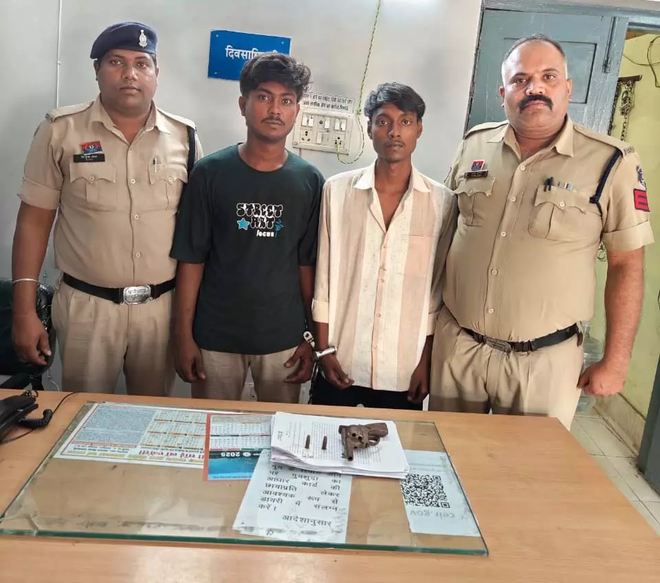 रायपुर के सिविल लाईन इलाके से रिवाल्वर और जिंदा कारतूस बरामद, दो युवक गिरफ्तार रायपुर के सिविल लाईन इलाके से रिवाल्वर और जिंदा कारतूस बरामद, दो युवक गिरफ्तार