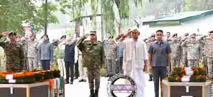 जम्मू-कश्मीर के LG ने दो सैनिकों को श्रद्धांजलि दी जम्मू-कश्मीर के LG ने दो सैनिकों को श्रद्धांजलि दी