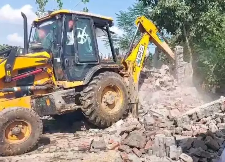 Haridwar: प्रशासन ने कब्जाधारी हटाकर पदार्था में चकरोड मुक्त कराया Haridwar: प्रशासन ने कब्जाधारी हटाकर पदार्था में चकरोड मुक्त कराया