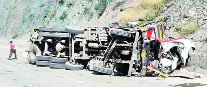 RAMBAN: कार-ट्रक दुर्घटना में वकील की मौत, 4 घायल RAMBAN: कार-ट्रक दुर्घटना में वकील की मौत, 4 घायल