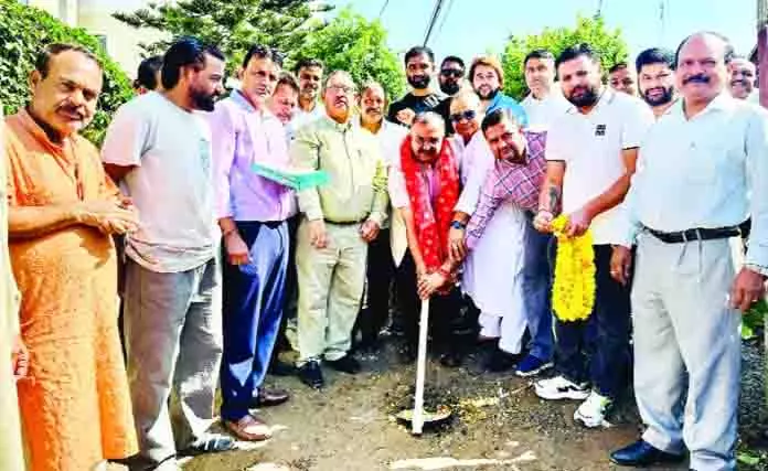 Randhawa ने मलिक मार्केट में लेन और नाली निर्माण का काम शुरू किया Randhawa ने मलिक मार्केट में लेन और नाली निर्माण का काम शुरू किया