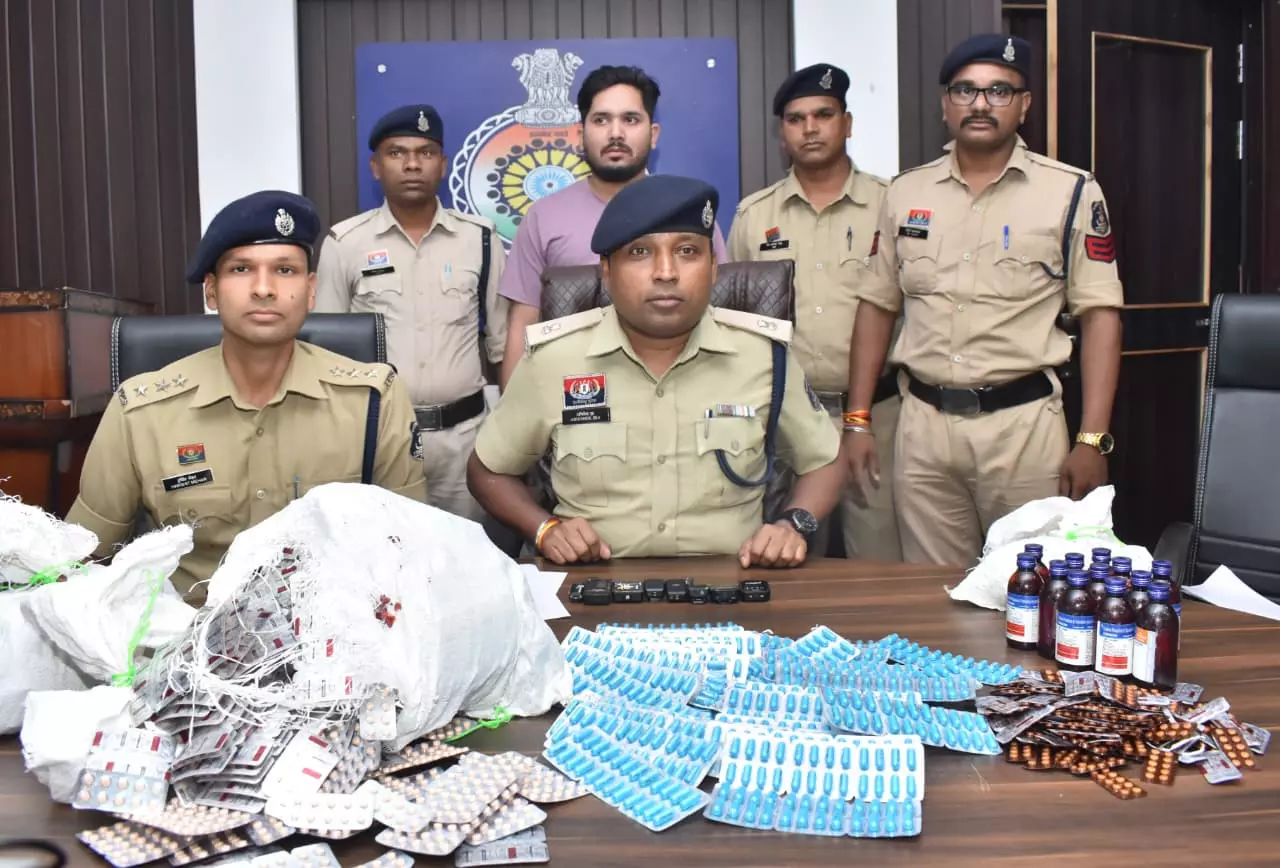 30 तस्कर गिरफ्तार, दुर्ग में नशीली दवाओ की बड़ी खेप पकड़ी गई 30 तस्कर गिरफ्तार, दुर्ग में नशीली दवाओ की बड़ी खेप पकड़ी गई