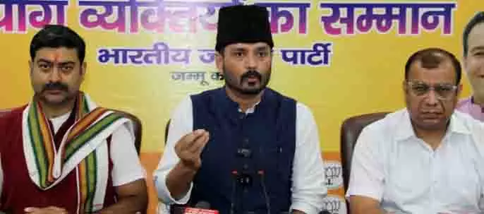 BJP ने ‘लॉलीपॉप राजनीति’ और शासन की निष्क्रियता के लिए एनसी सरकार की आलोचना की BJP ने ‘लॉलीपॉप राजनीति’ और शासन की निष्क्रियता के लिए एनसी सरकार की आलोचना की