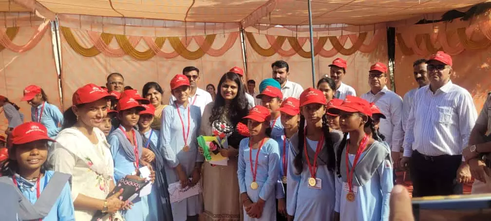 Ganganagar: जिला कलेक्टर ने मेडल सौंप कर बढ़ाया बालिकाओं का हौसला Ganganagar: जिला कलेक्टर ने मेडल सौंप कर बढ़ाया बालिकाओं का हौसला