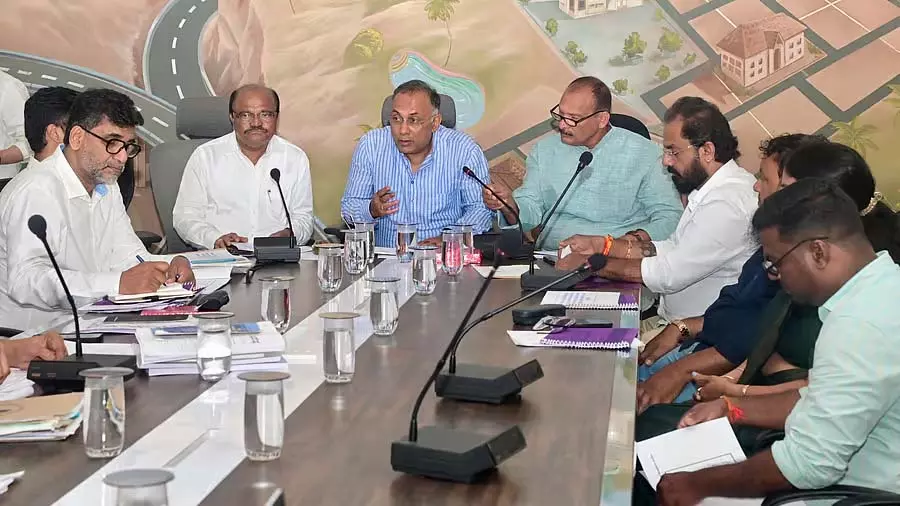समुद्र तट पर कोस्टल रोड: मंत्री दिनेश गुंडू राव समुद्र तट पर कोस्टल रोड: मंत्री दिनेश गुंडू राव