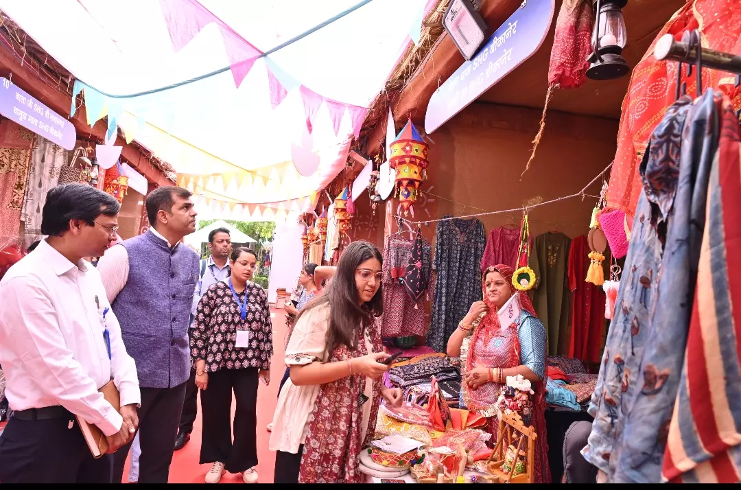 Jaipur: मेले में सजे पारंपरिक मिट्टी शिल्प ने आकर्षित किया आगंतुकों का ध्यान Jaipur: मेले में सजे पारंपरिक मिट्टी शिल्प ने आकर्षित किया आगंतुकों का ध्यान