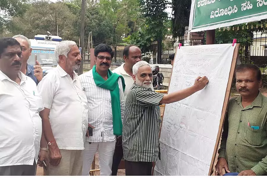 पंप स्टोरेज परियोजना से केवल राजनेताओं और अधिकारियों को ही लाभ होगा: KV Akshara पंप स्टोरेज परियोजना से केवल राजनेताओं और अधिकारियों को ही लाभ होगा: KV Akshara