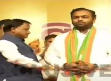 Odisha : दिवंगत बीजेडी विधायक के बेटे नुआपाड़ा उपचुनाव से पहले बीजेपी में शामिल हो गए Odisha : दिवंगत बीजेडी विधायक के बेटे नुआपाड़ा उपचुनाव से पहले बीजेपी में शामिल हो गए