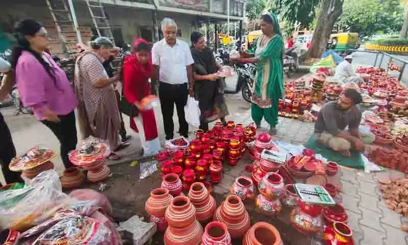 Chandigarh के व्यापारियों ने एसएसपी से मुलाकात की Chandigarh के व्यापारियों ने एसएसपी से मुलाकात की