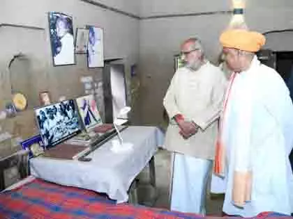 जयप्रकाश नारायण के पैतृक गांव में उपराष्ट्रपति ने की श्रद्धांजलि सभा जयप्रकाश नारायण के पैतृक गांव में उपराष्ट्रपति ने की श्रद्धांजलि सभा