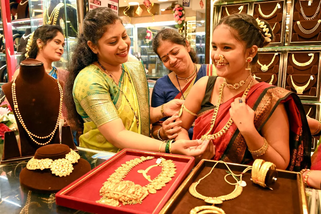 चांदी 1.64 लाख रुपये के पार, सोना इस हफ्ते 2,000 रुपये से अधिक चढ़ा चांदी 1.64 लाख रुपये के पार, सोना इस हफ्ते 2,000 रुपये से अधिक चढ़ा