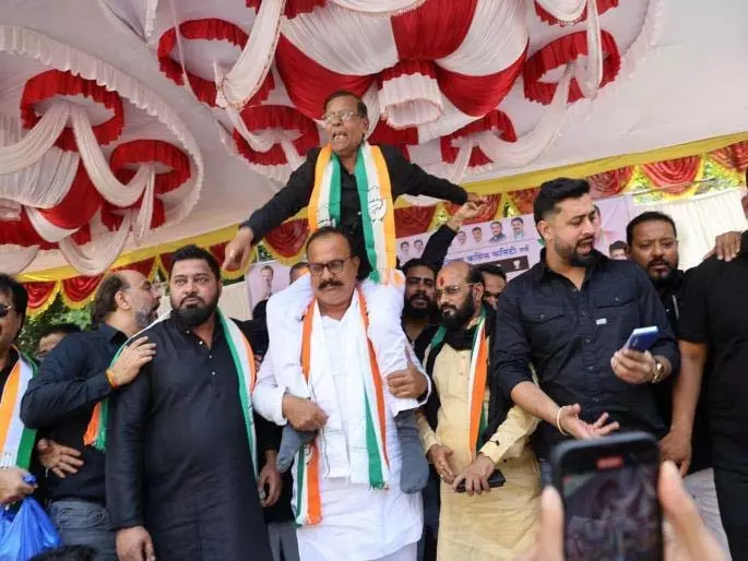 Congress अध्यक्ष ने मोदी की तस्वीर साझा करने के लिए मामा पगारे को सम्मानित किया Congress अध्यक्ष ने मोदी की तस्वीर साझा करने के लिए मामा पगारे को सम्मानित किया