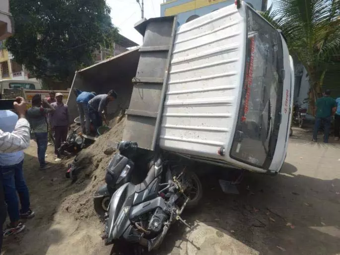 डम्पर पलटा, युवक बाल-बाल बचा डम्पर पलटा, युवक बाल-बाल बचा