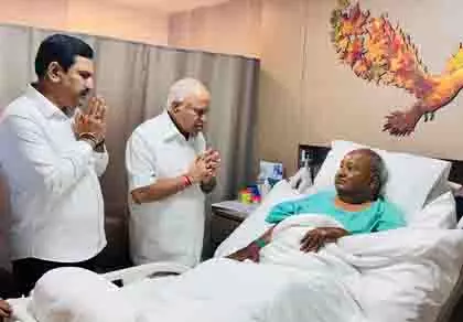 येदियुरप्पा, विजयेंद्र ने अस्पताल में पूर्व PM से मुलाकात की येदियुरप्पा, विजयेंद्र ने अस्पताल में पूर्व PM से मुलाकात की