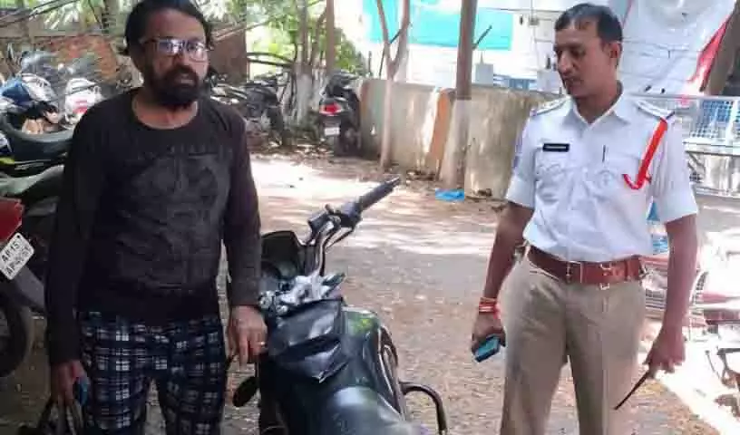 Karimnagar में बाइक सवार ने 79,845 रुपये के 277 लंबित चालान जमा किए Karimnagar में बाइक सवार ने 79,845 रुपये के 277 लंबित चालान जमा किए