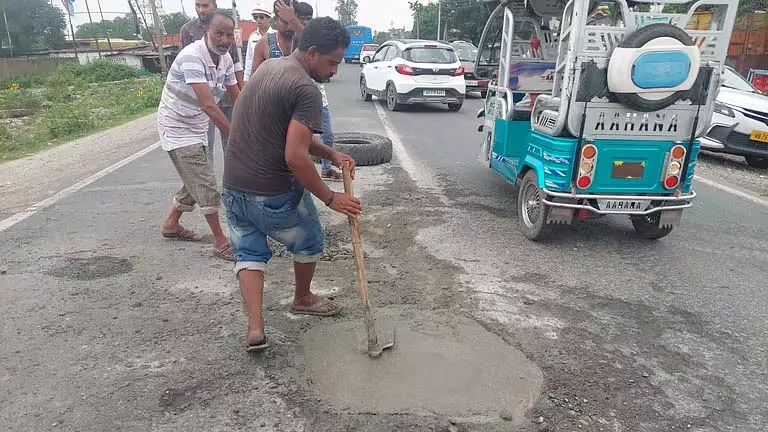 गड्ढों से भरे राष्ट्रीय राजमार्ग पर स्थानीय लोगों ने अपने खर्चे पर गड्ढे भरे गड्ढों से भरे राष्ट्रीय राजमार्ग पर स्थानीय लोगों ने अपने खर्चे पर गड्ढे भरे