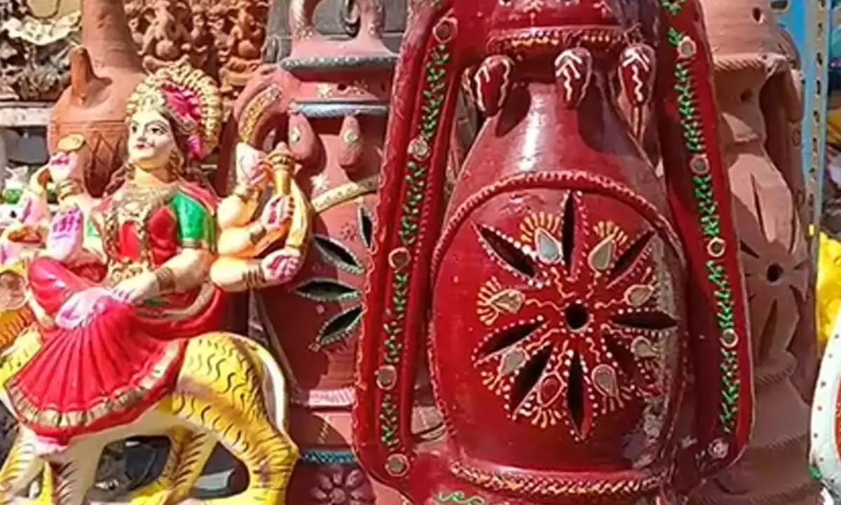 वडोदरा में दिवाली पर स्वदेशी दीपकों की मांग, मिट्टी के दीपक और दीयों की बिक्री बढ़ी वडोदरा में दिवाली पर स्वदेशी दीपकों की मांग, मिट्टी के दीपक और दीयों की बिक्री बढ़ी