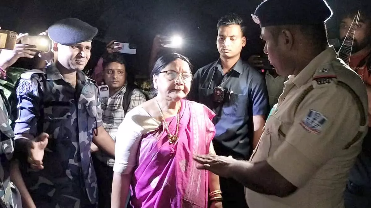 महिला आयोग की सदस्य ने पीड़िता से मिलने के बाद पुलिस और कॉलेज की आलोचना की महिला आयोग की सदस्य ने पीड़िता से मिलने के बाद पुलिस और कॉलेज की आलोचना की