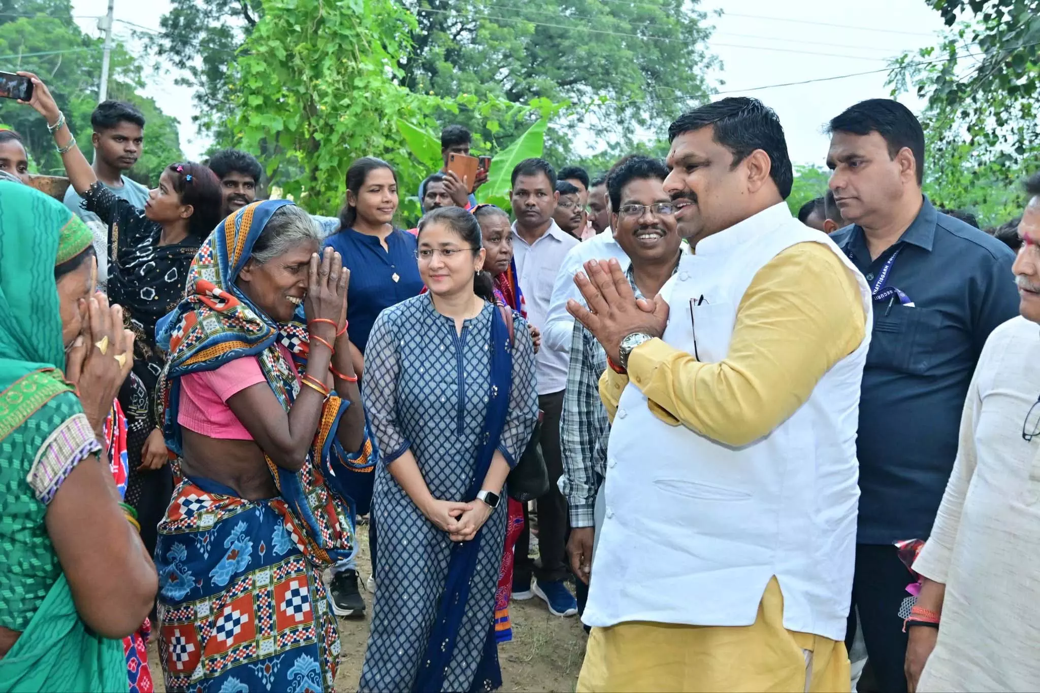 कैबिनेट मंत्री गजेंद्र यादव ने हस्तशिल्प कारीगरों से मुलाकात कैबिनेट मंत्री गजेंद्र यादव ने हस्तशिल्प कारीगरों से मुलाकात